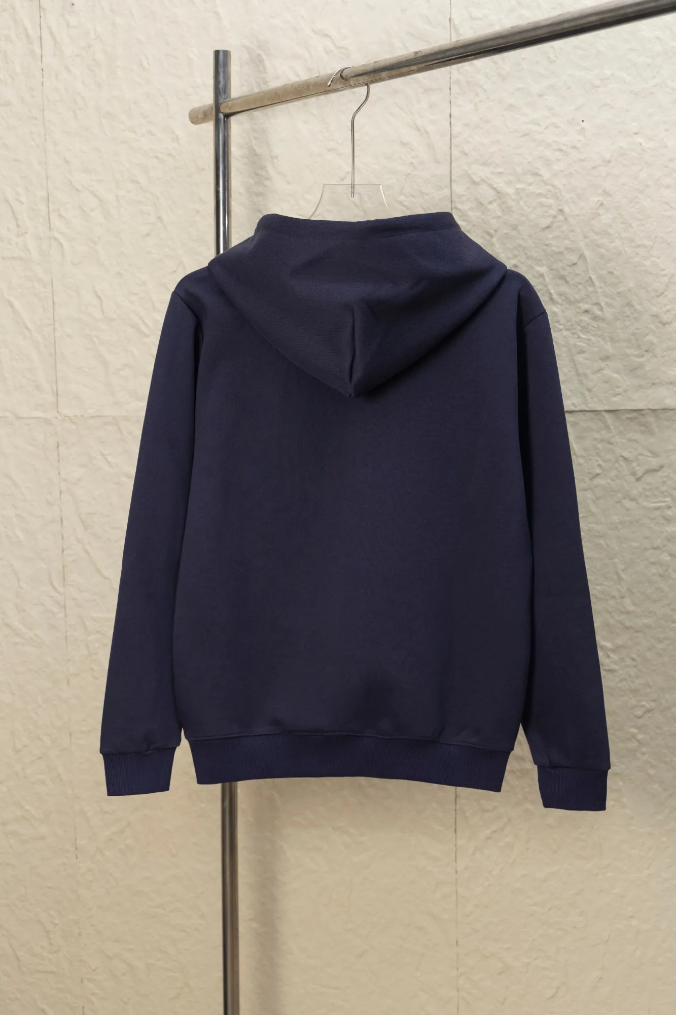 P270 Style No.: JZ024 Raff embroidered small label hooded jacket. Xuanwang New Rescue Limited Counter Jacket 420g air layer compound fabric. Imported machine full classic embroidered small label os version. Versatile style. Couple style. Color: black, navy. Size: S M L XL.